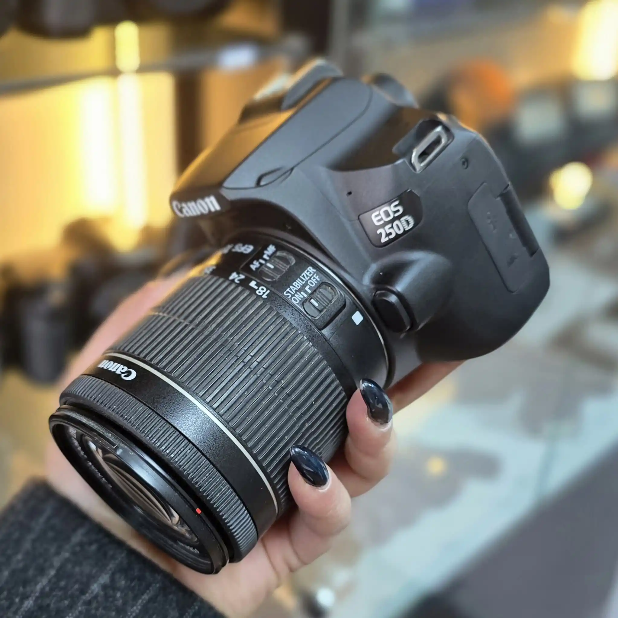 دوربین عکاسی کانن Canon EOS 250D Kit EF-S 18-55 mm f/4-5.6 IS STM دست دو